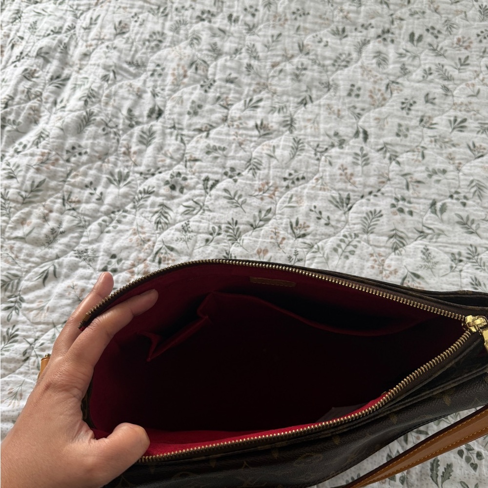 Louis Vuitton Viva Cite GM Monogram Shoulder Bag - Picture 8 of 12